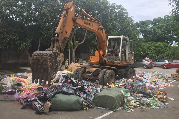 Nghệ An: Tiêu hủy nhiều hàng hóa không rõ nguồn gốc trị giá gần 700 triệu đồng