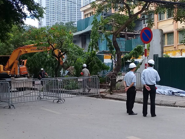 Hà Nội: Cưỡng chế công trình ‘xẻ thịt’ mương thoát nước Phan Kế Bính