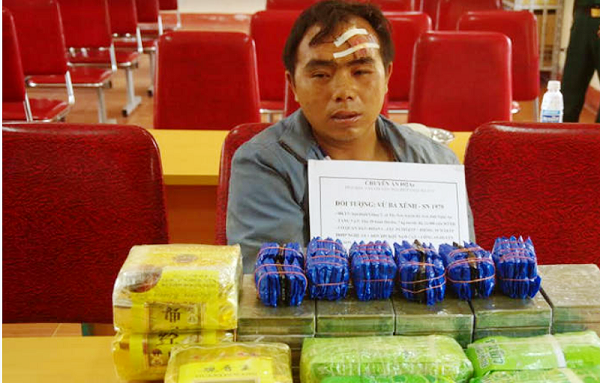 Nghệ An: Bắt thầy giáo mang theo vũ khí "nóng" vận chuyển 20 bánh heroin