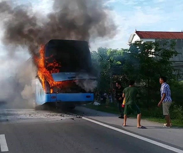 Hà Tĩnh: Xe khách đột ngột bốc cháy, hành khách thoát chết trong gang tấc - Hình 1