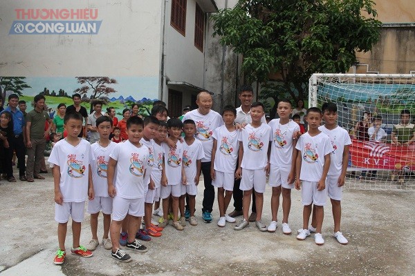 Huấn luyện viên U23 Việt Nam Park Hang Seo giao lưu với các em nhỏ - Hình 1