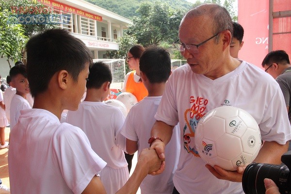 Huấn luyện viên U23 Việt Nam Park Hang Seo giao lưu với các em nhỏ - Hình 3
