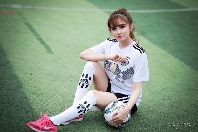 Hot girl Việt tung ảnh vào bếp cực nóng sau nỗi buồn World Cup - Hình 3