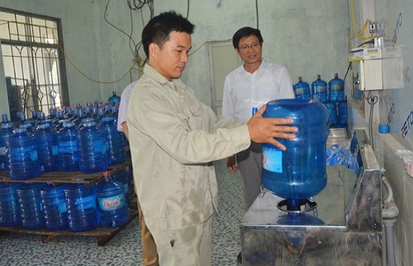 Hàng loạt cơ sở sản xuất nước uống đóng chai bị xử phạt - Hình 1
