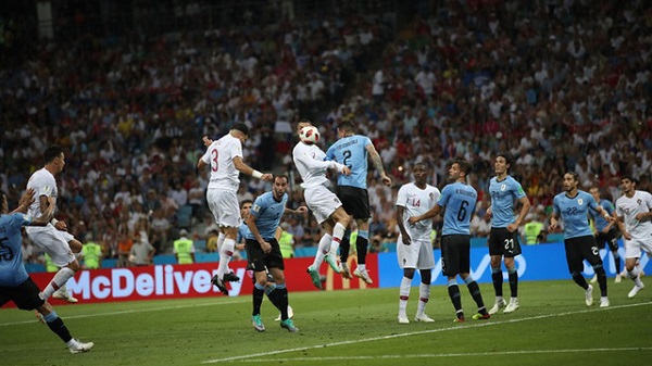 Uruguay 2-1 Bồ Đào Nha: Messi, Ronaldo dắt tay nhau về nước! - Hình 4
