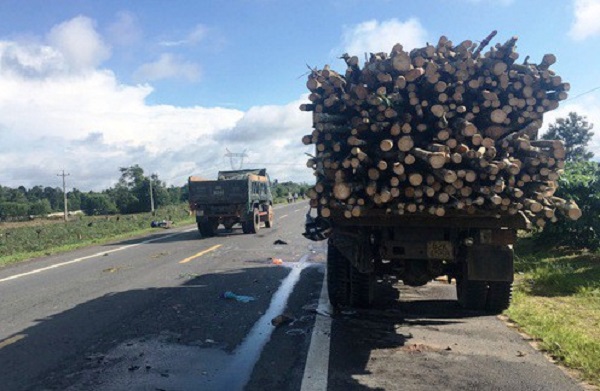 Kon Tum: Va vào xe tải đang đậu, 2 vợ chồng tử vong tại chỗ - Hình 1