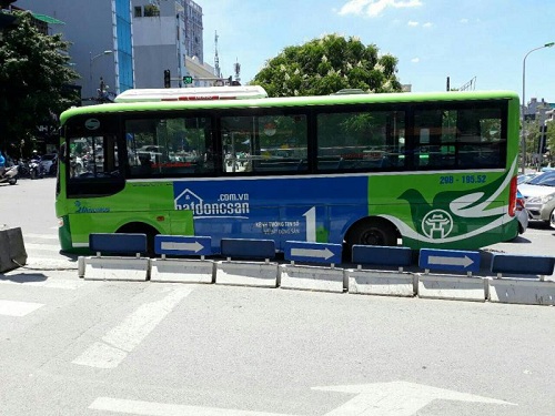 Hà Nội: Điều tra nguyên nhân đường sụt khiến xe buýt bất ngờ 