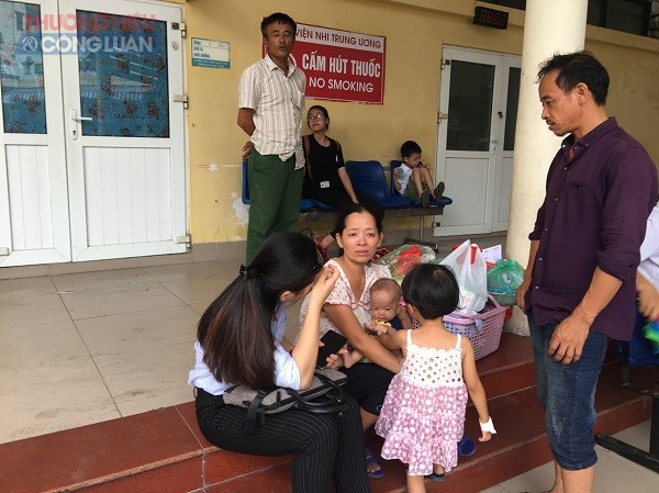 Quảng Ninh: Bố mẹ nghèo đau đớn nhìn con 5 tháng tuổi bị bệnh hiểm nghèo - Hình 1