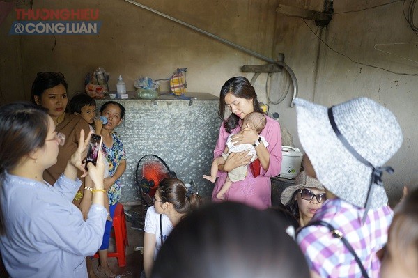 Quảng Ninh: Bố mẹ nghèo đau đớn nhìn con 5 tháng tuổi bị bệnh hiểm nghèo - Hình 5