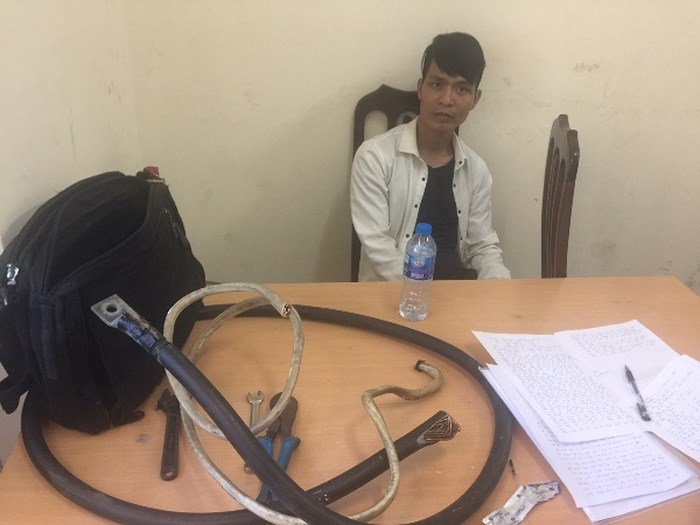 Thiếu tiền tiêu xài, nam thanh niên cắt trộm dây cáp điện trạm biến áp