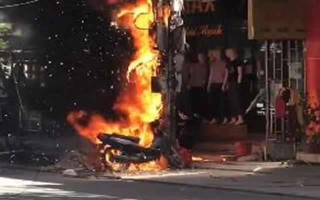 Trụ điện bốc hỏa khiến nhiều người dân hoảng hốt