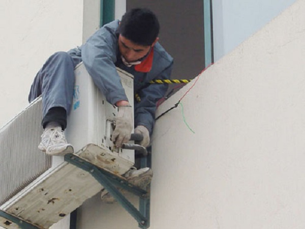 Thợ điều hòa kiếm bội tiền vì nắng nóng kỉ lục miền Bắc