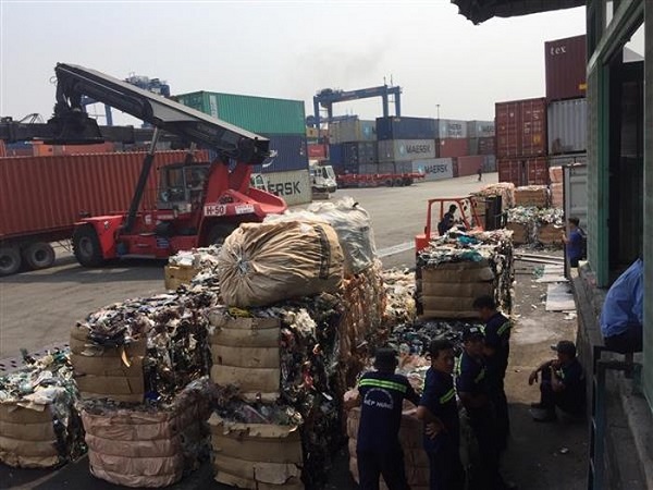 Dồn dập tìm chủ hơn 3.000 container phế liệu nhập khẩu