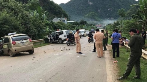 Sơn La: Taxi đấu đầu xe cứu thương, tài xế tử vong - Hình 1