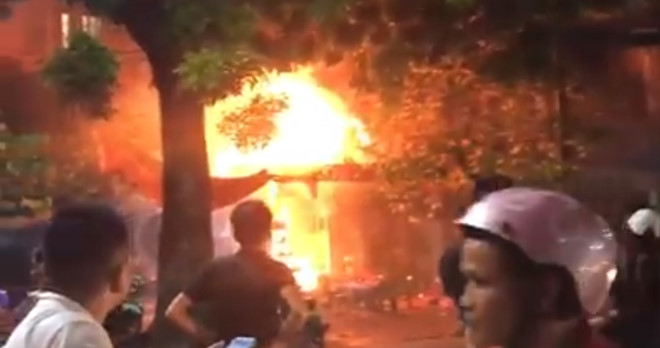 Hà Nội: Quán bia bốc cháy, nhiều người liều mình nhảy lầu thoát thân