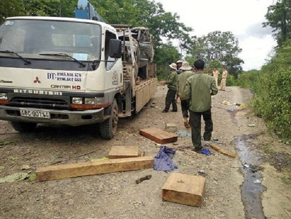 Đắk Nông: Lật xe chở gỗ lậu, 2 người tử vong tại chỗ - Hình 1