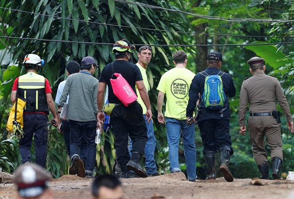 Vụ 13 thành viên đội bóng nhí Thái Lan mắc kẹt: 23 thợ lặn sẵn sàng giải cứu