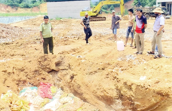 Lào Cai: Tiêu hủy 3 tấn chân gà Trung Quốc vô chủ - Hình 1
