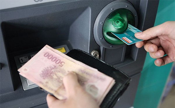 Điều chỉnh mức phí rút tiền nội địa ATM từ ngày 15/7 tới - Hình 1