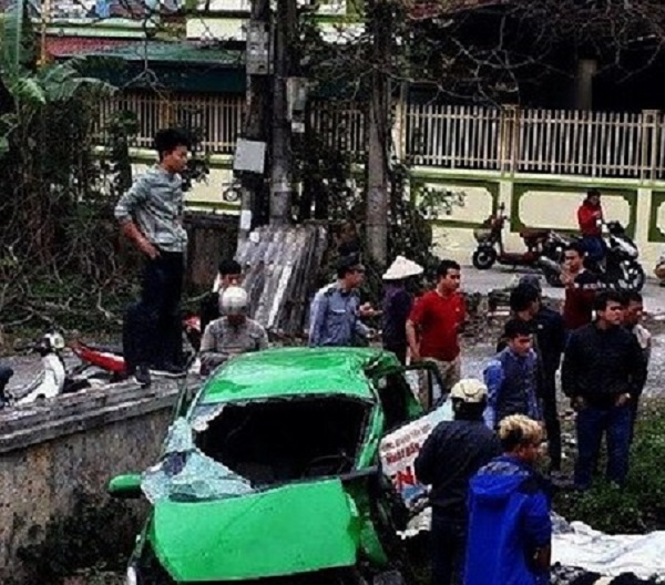 Phú Yên: Thiếu quan sát xe ô tô bị tàu hỏa đâm trực diện, 2 người bị thương - Hình 1