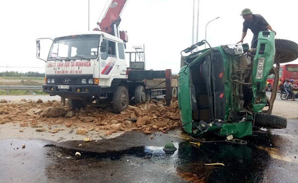 Hà Tĩnh: Hai xe tải tông nhau lật nhào, tài xế thoát chết trong gang tấc - Hình 1