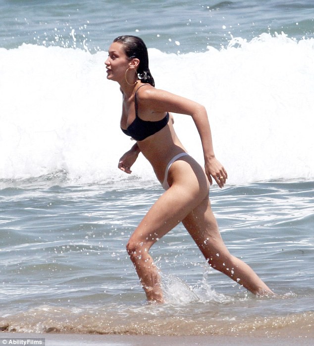 Bella Hadid quyến rũ với bikini