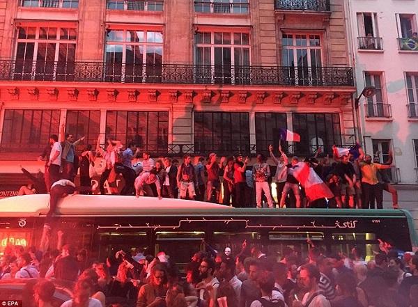 Pháp vào chung kết World Cup 2018, fan cuồng làm loạn Paris - Hình 1