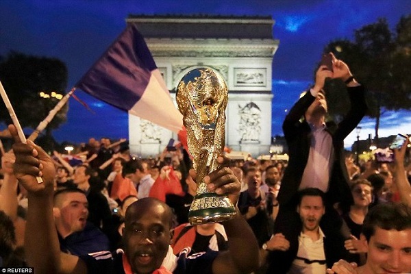 Pháp vào chung kết World Cup 2018, fan cuồng làm loạn Paris - Hình 11