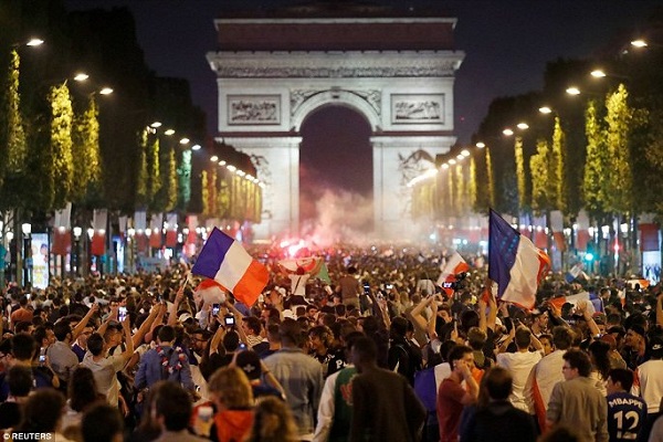 Pháp vào chung kết World Cup 2018, fan cuồng làm loạn Paris - Hình 12