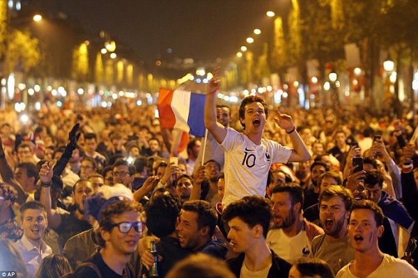 Pháp vào chung kết World Cup 2018, fan cuồng làm loạn Paris - Hình 13