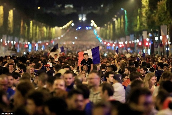 Pháp vào chung kết World Cup 2018, fan cuồng làm loạn Paris - Hình 14