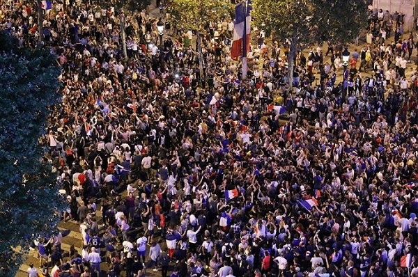 Pháp vào chung kết World Cup 2018, fan cuồng làm loạn Paris - Hình 3