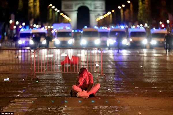 Pháp vào chung kết World Cup 2018, fan cuồng làm loạn Paris - Hình 8