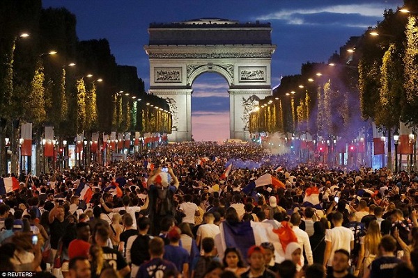 Pháp vào chung kết World Cup 2018, fan cuồng làm loạn Paris - Hình 9