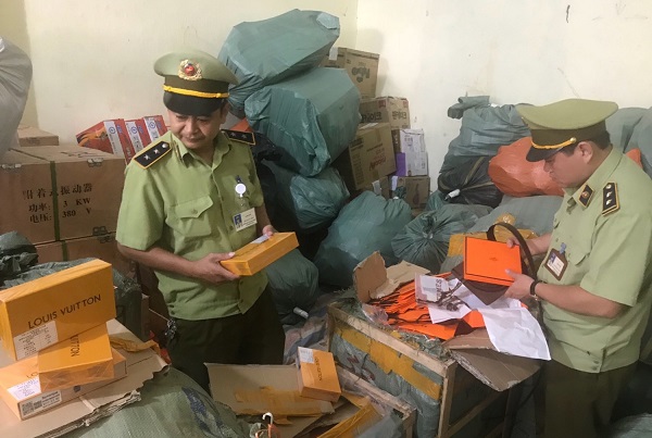 Lạng Sơn: Bắt giữ xe ô tô khách vận gần 9.000 sản phẩm hàng hóa nhập lậu