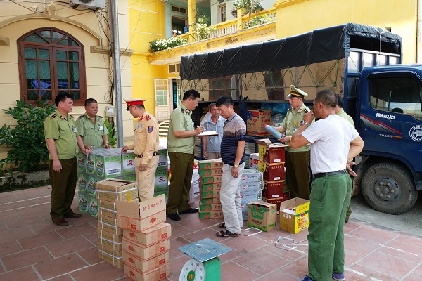 Lạng Sơn: Bắt giữ xe ô tô vận chuyển thực phẩm nhập lậu - Hình 1