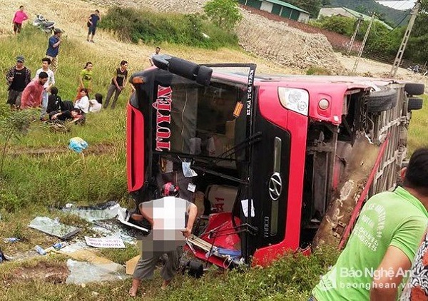 Nghệ An: Bắt tạm giam tài xế chạy ẩu khiến xe khách lật làm 2 cháu nhỏ tử vong