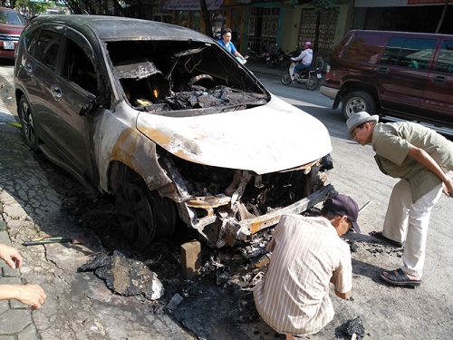 Lào Cai: Xe ô tô bất ngời bốc cháy khi đang đỗ bên lề đường - Hình 1