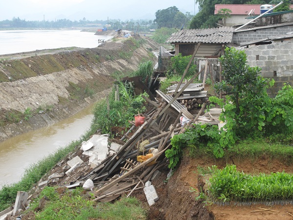 Sạt lở bờ kè Thủy điện sông Lô 2, ảnh hưởng trực tiếp tới hàng chục hộ dân