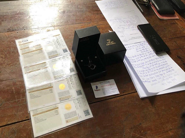 Bắt đối tượng tranh thủ mua hàng từ visa của người bỏ quên