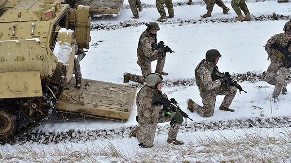 NATO kẹt giữa Putin và Trump