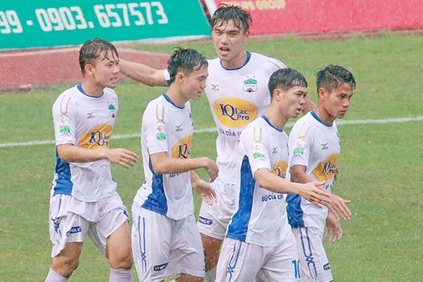 Hàng công chơi thăng hoa, HAGL đánh bại Cần thơ với tỷ số cách biệt