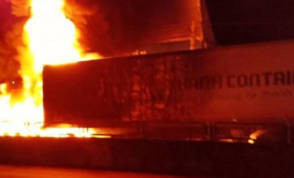 Nghệ An: Container bất ngờ bốc cháy khi đang lưu thông - Hình 1