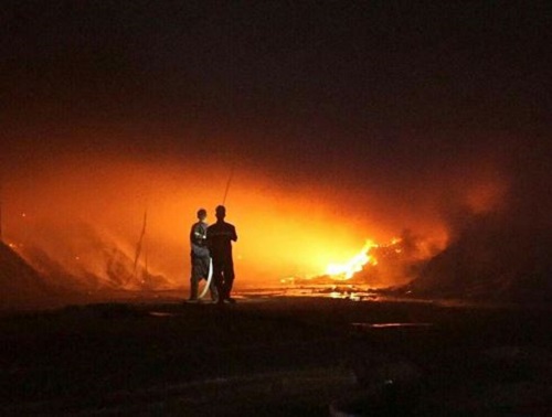 Bình Dương: Xưởng chứa mùn cưa bốc cháy dữ dội trong đêm - Hình 1