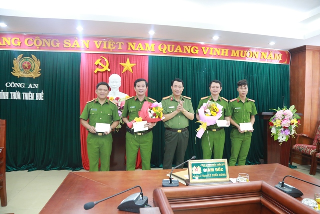 Thừa Thiên Huế: Lãnh đạo Công an tỉnh khen thưởng lực lượng phá án giết người, cướp tài sản - Hình 1