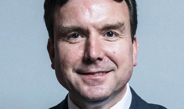 Bị phanh phui gửi 2000 tin nhắn gạ tình, Bộ trưởng Anh từ chức