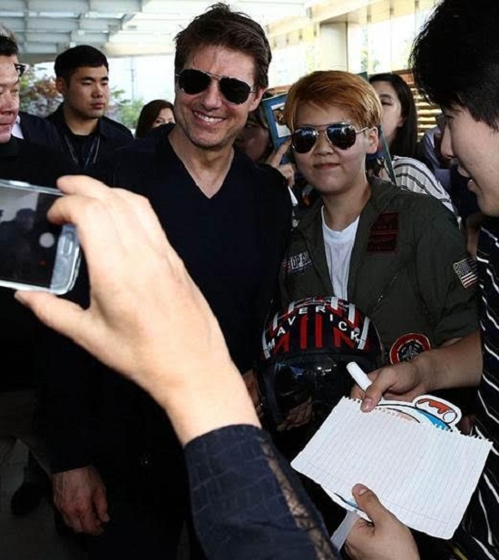 Tom Cruise được fan “săn đón” trong buổi ra mắt phim “Nhiệm Vụ Bất Khả Thi: Sụp Đổ” - Hình 1