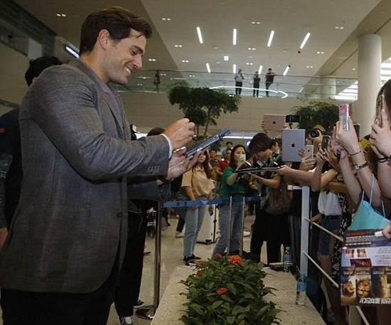 Tom Cruise được fan “săn đón” trong buổi ra mắt phim “Nhiệm Vụ Bất Khả Thi: Sụp Đổ” - Hình 2