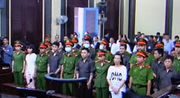 Hoãn phiên xét xử 12 người bị cáo buộc hoạt động khủng bố