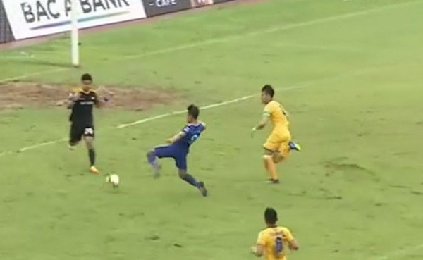 Ngược dòng trước Quảng Nam, SLNA giữ lại 3 điểm trên sân Vinh